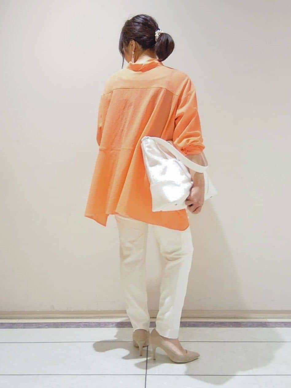 TOMOMIさんの「INDIVI｜【洗える／凹凸素材】ハンカチーフヘム エアリーブラウス」を使ったコーディネート