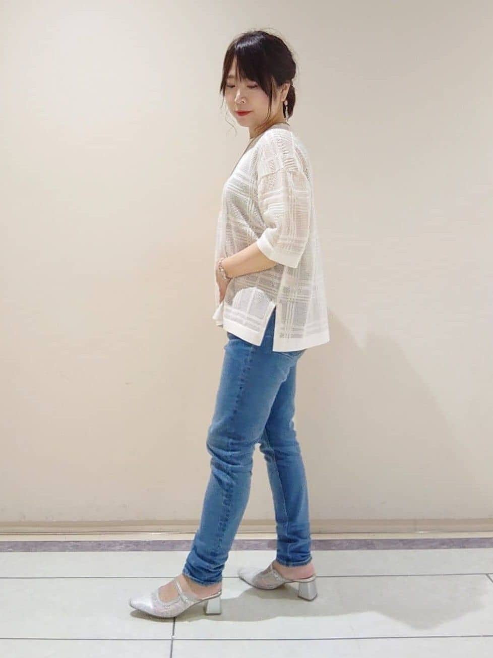 TOMOMIさんの「INDIVI｜【通年活躍！褒められデニム】スキニー デニムパンツ」を使ったコーディネート