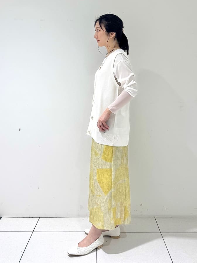 そんさんの「INDIVI｜【コットンペーパー素材】ニットジレカーディガン」を使ったコーディネート