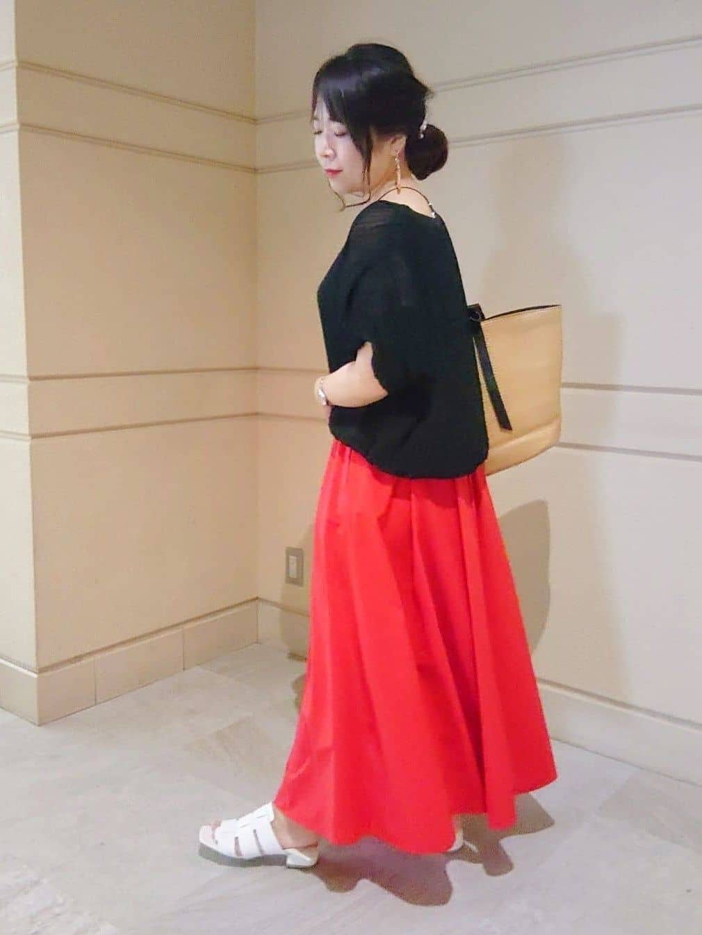 TOMOMIさんの「INDIVI｜【合皮】グルカ風デザインミュールサンダル」を使ったコーディネート