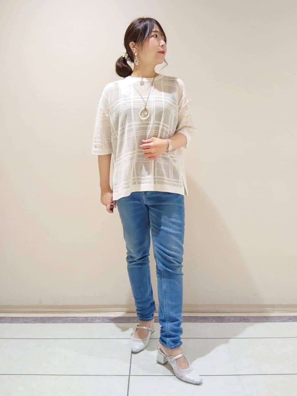 TOMOMIさんの「INDIVI｜【通年活躍！褒められデニム】スキニー デニムパンツ」を使ったコーディネート