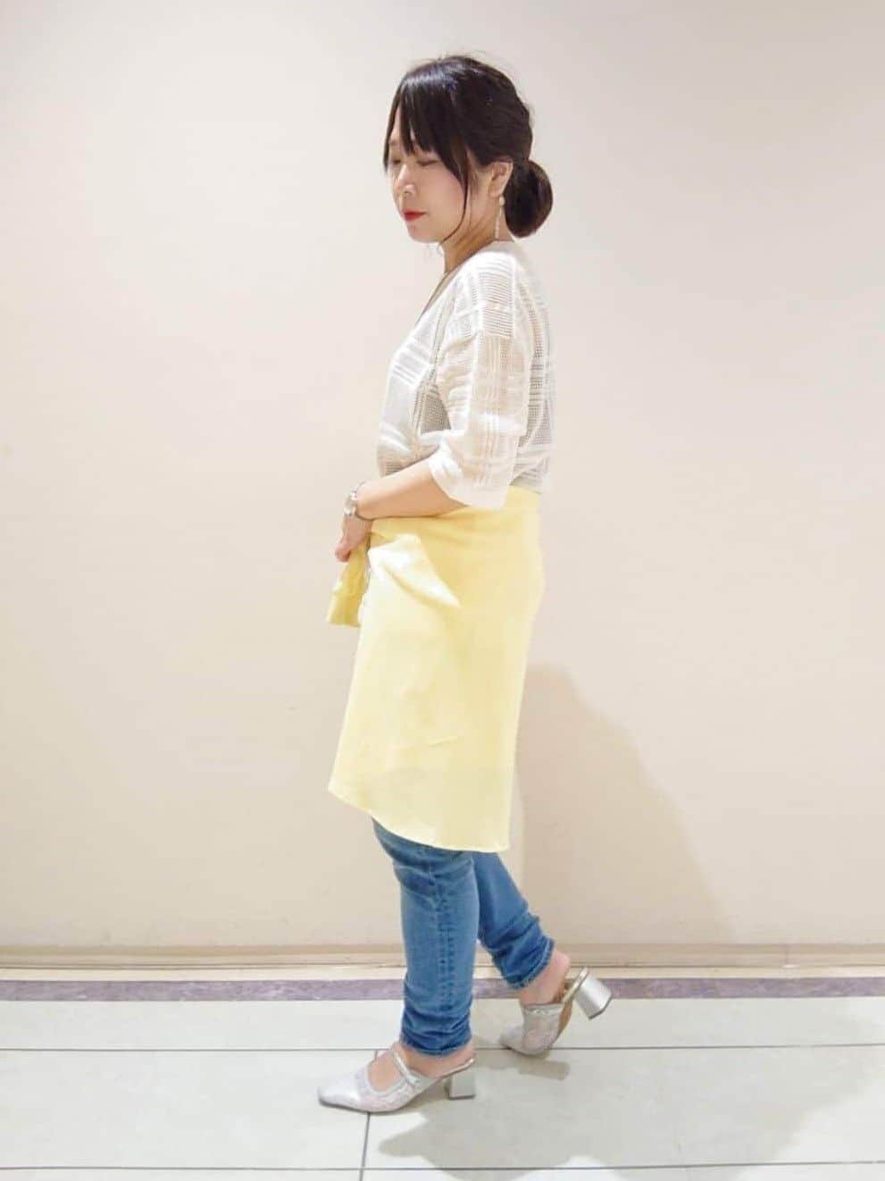 TOMOMIさんの「INDIVI｜【通年活躍！褒められデニム】スキニー デニムパンツ」を使ったコーディネート