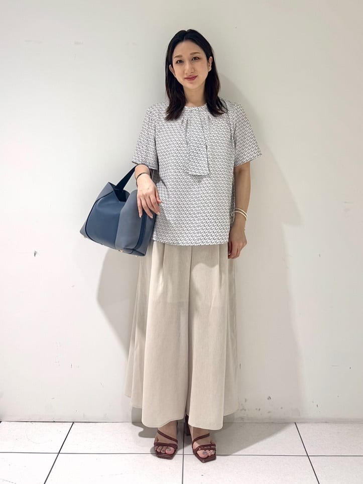 そんさんの「INDIVI｜【洗える／UVケア】幾何学柄＆無地ボウタイブラウス」を使ったコーディネート