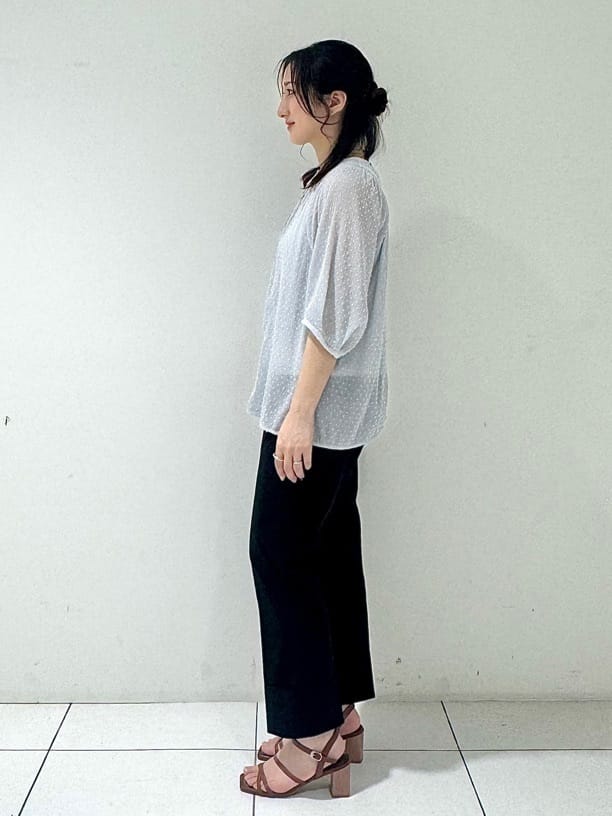 そんさんの「INDIVI｜【洗える／ドット柄／凹凸素材】袖コンシャスドルマンブラウス」を使ったコーディネート