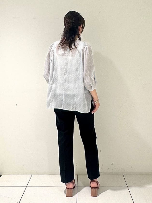 そんさんの「INDIVI｜【洗える／ドット柄／凹凸素材】袖コンシャスドルマンブラウス」を使ったコーディネート