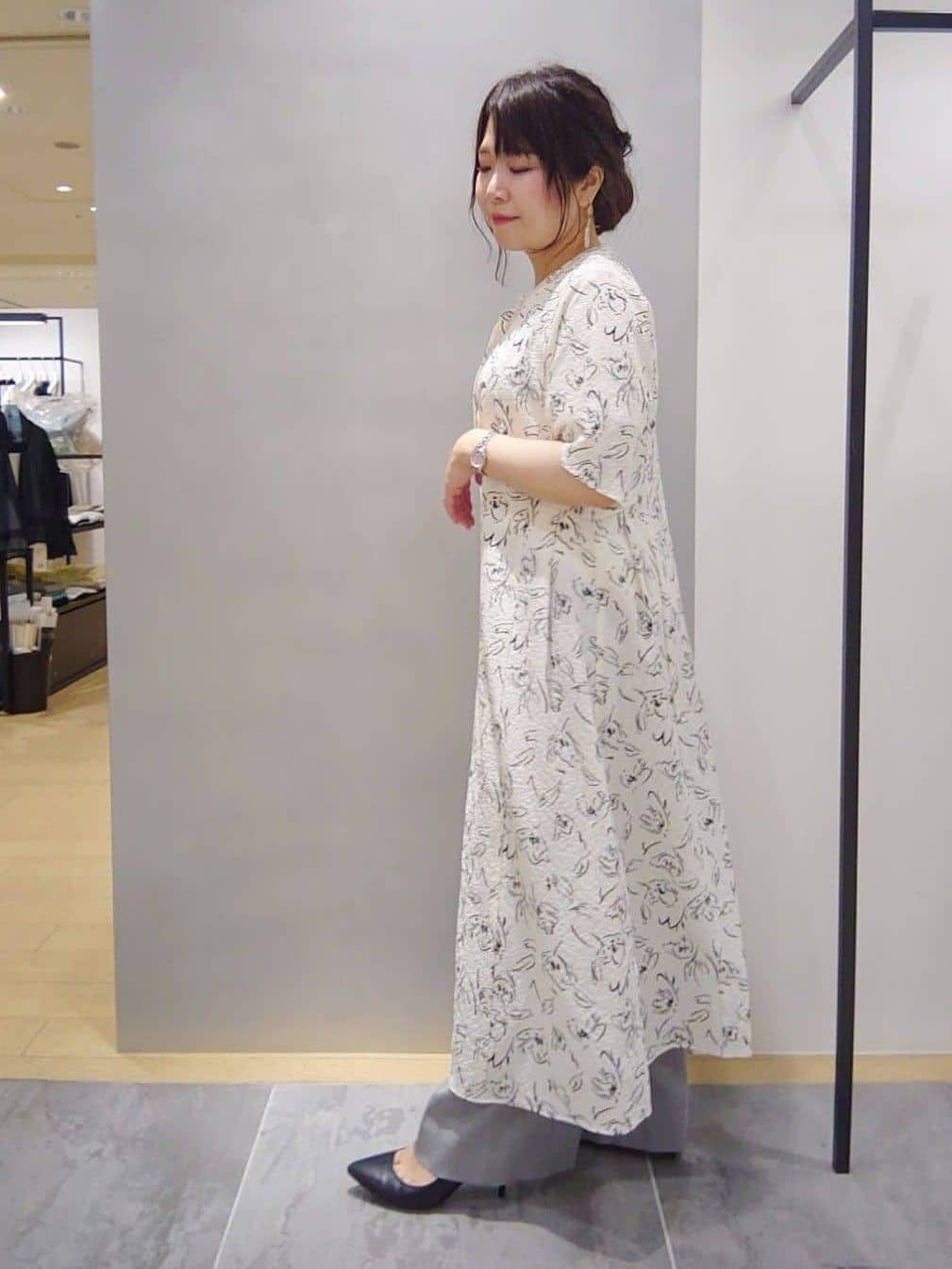 TOMOMIさんの「INDIVI｜【洗える／UVケア／羽織り可能】フラワー柄前あきワンピース」を使ったコーディネート
