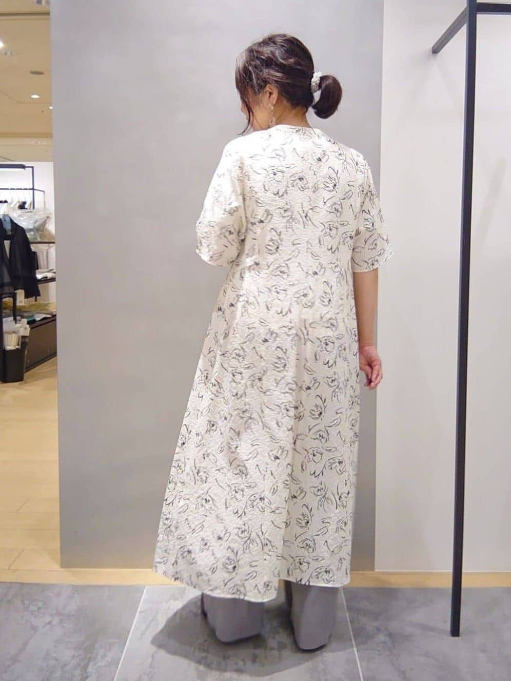 TOMOMIさんの「INDIVI｜【洗える／UVケア／羽織り可能】フラワー柄前あきワンピース」を使ったコーディネート