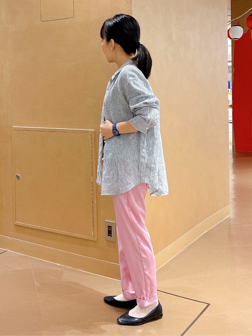 hattoriさんの「INDIVI｜【洗える／高ストレッチ】クロップド丈サテンテーパードパンツ」を使ったコーディネート