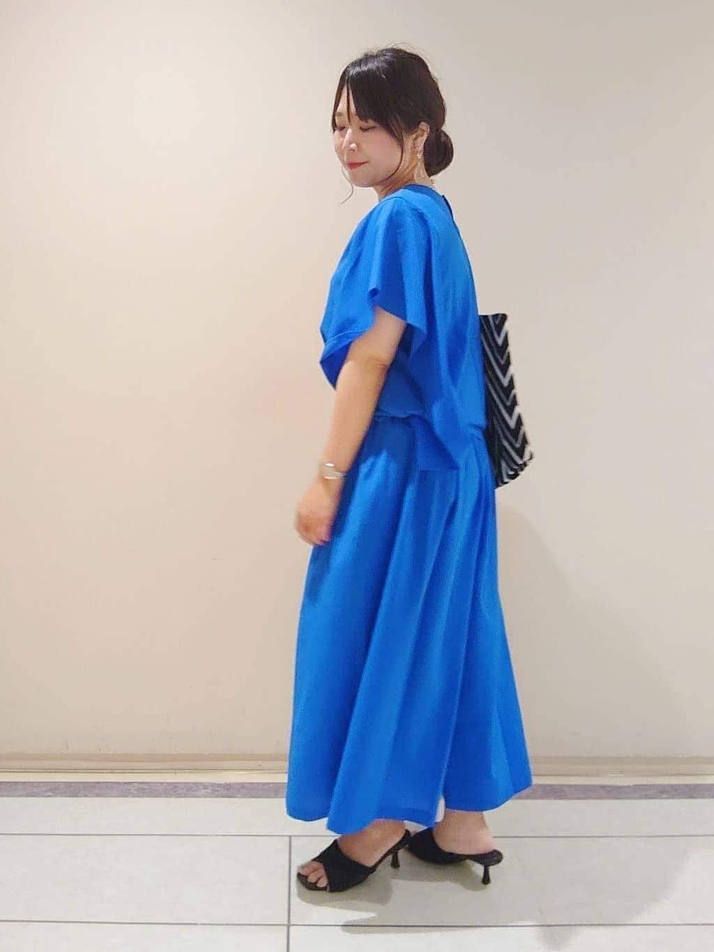TOMOMIさんの「INDIVI｜【クールエアー素材／UVケア／セットアップ可能】エアリーフレアパンツ」を使ったコーディネート