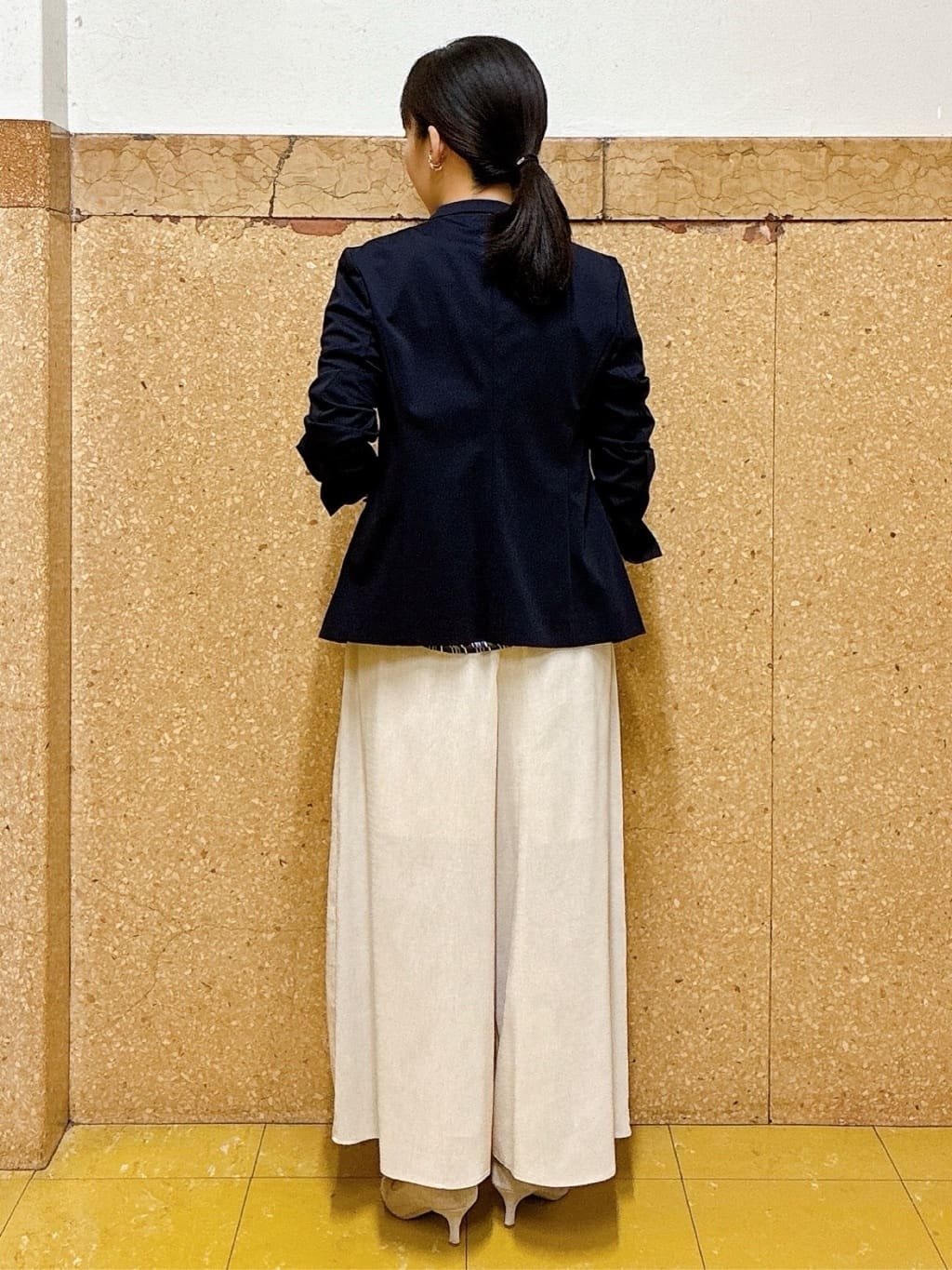 hattoriさんの「INDIVI｜【洗える／通勤】無地＆マルチストライプ柄Vネックブラウス」を使ったコーディネート