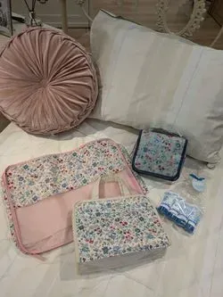 [セット]ローラアシュレイ 刺繍クッション＋ベロアクッション　フェザーin 新品 エレンボロー ローズ柄 シートクッション | ローラ アシュレイ(LAURA