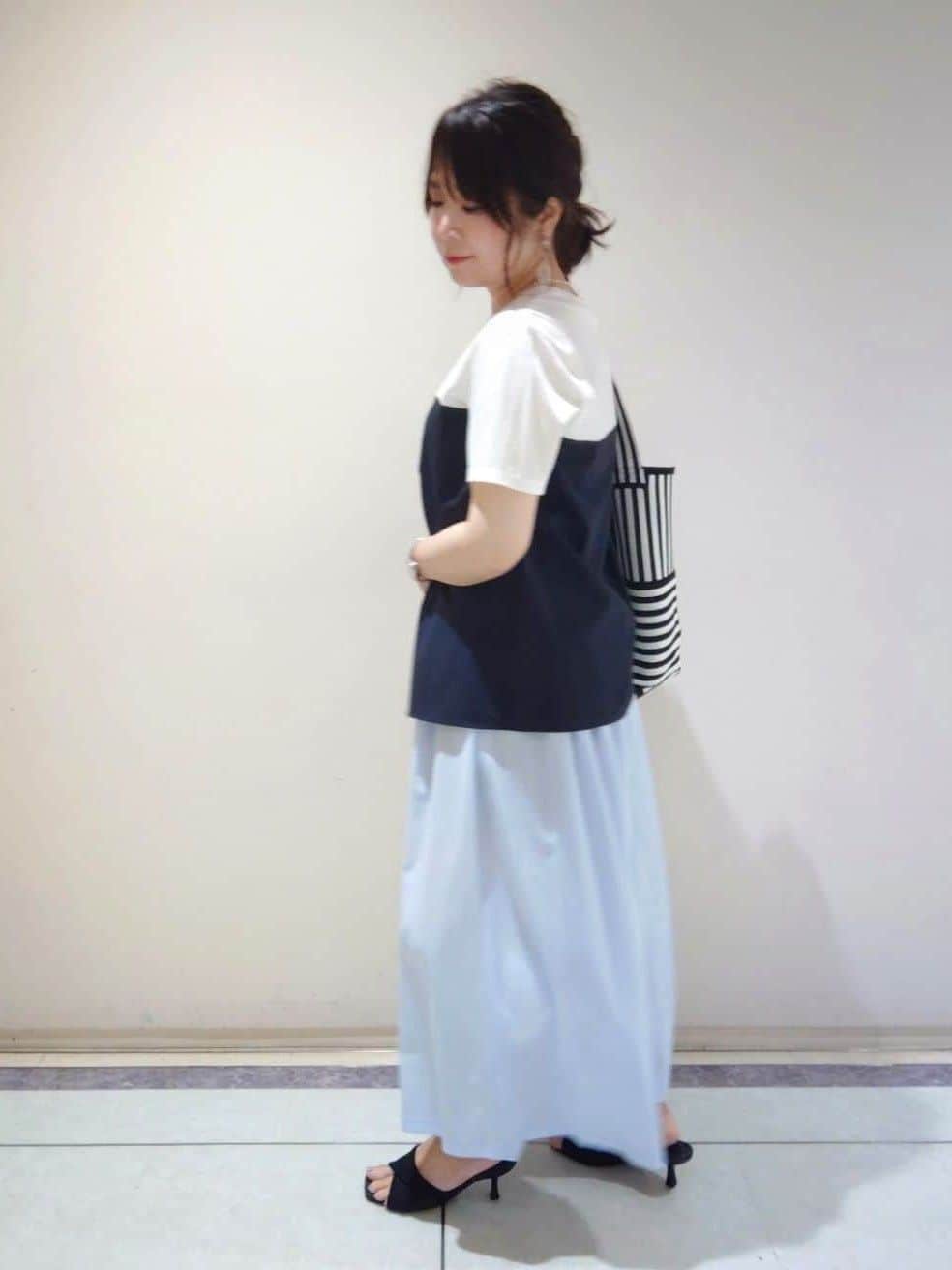 TOMOMIさんの「INDIVI｜【クールエアー素材／UVケア／セットアップ可能】エアリーフレアパンツ」を使ったコーディネート
