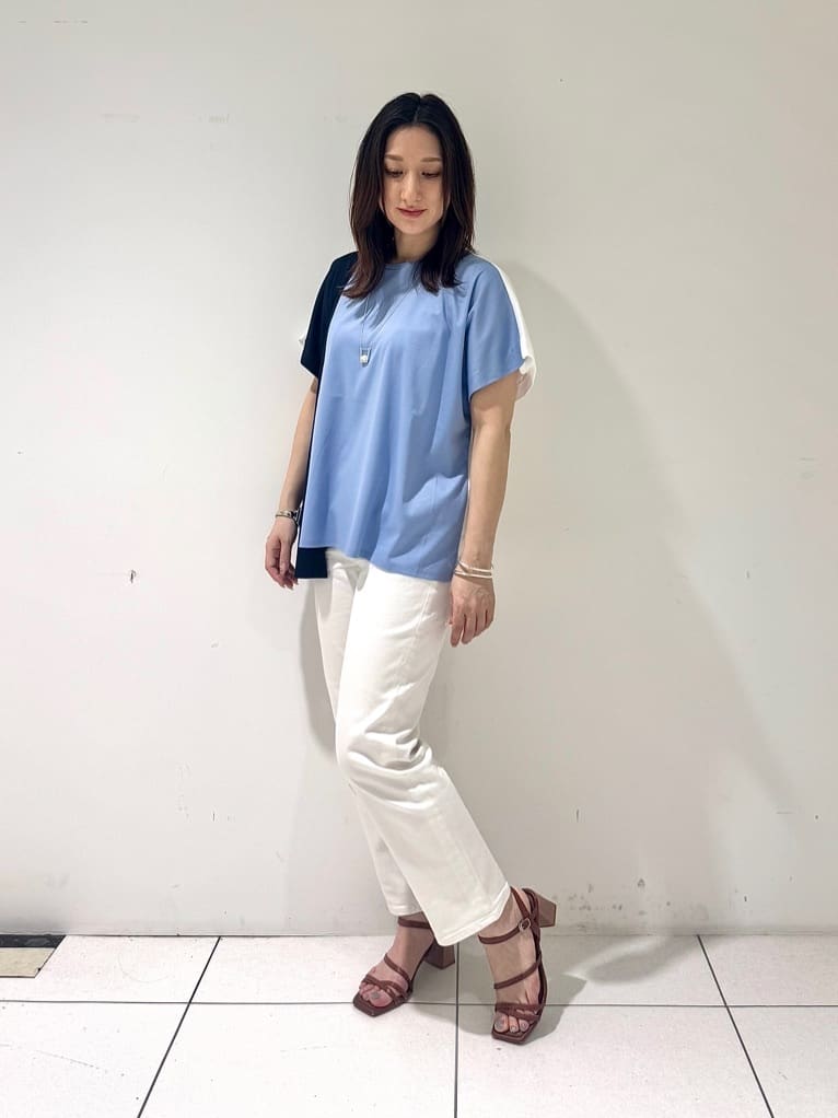 そんさんの「INDIVI｜【洗える／汗ジミ防止】バイカラー＆アシメヘム Tシャツ」を使ったコーディネート
