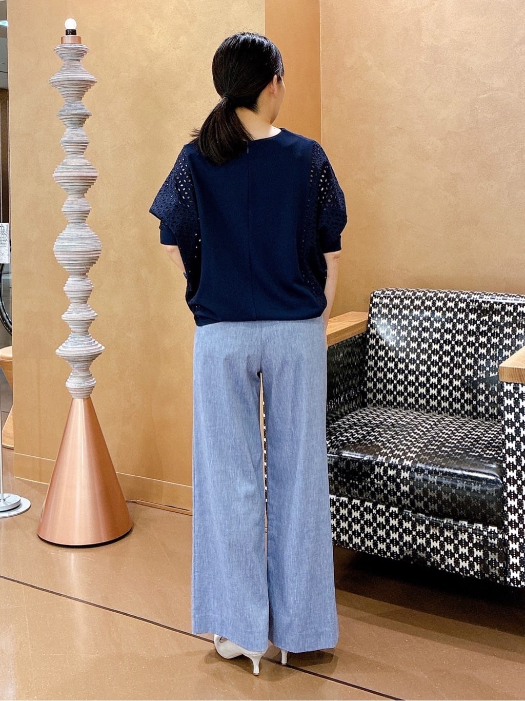 hattoriさんの「INDIVI｜【デニムライク】マリンボタン リネン混ワイドパンツ」を使ったコーディネート