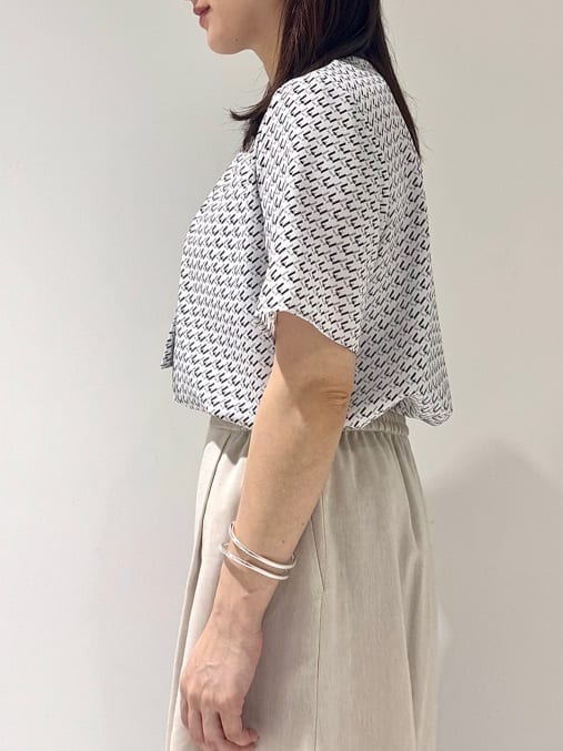 そんさんの「INDIVI｜【洗える／UVケア】幾何学柄＆無地ボウタイブラウス」を使ったコーディネート