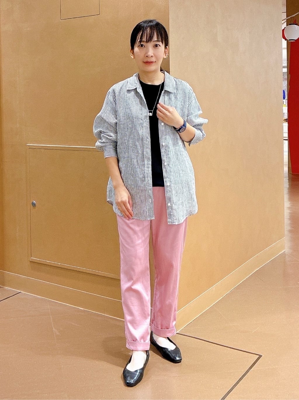 hattoriさんの「INDIVI｜【洗える／高ストレッチ】クロップド丈サテンテーパードパンツ」を使ったコーディネート