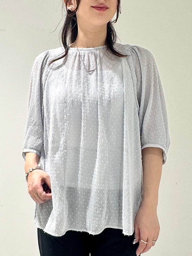 そんさんの「INDIVI｜【洗える／ドット柄／凹凸素材】袖コンシャスドルマンブラウス」を使ったコーディネート