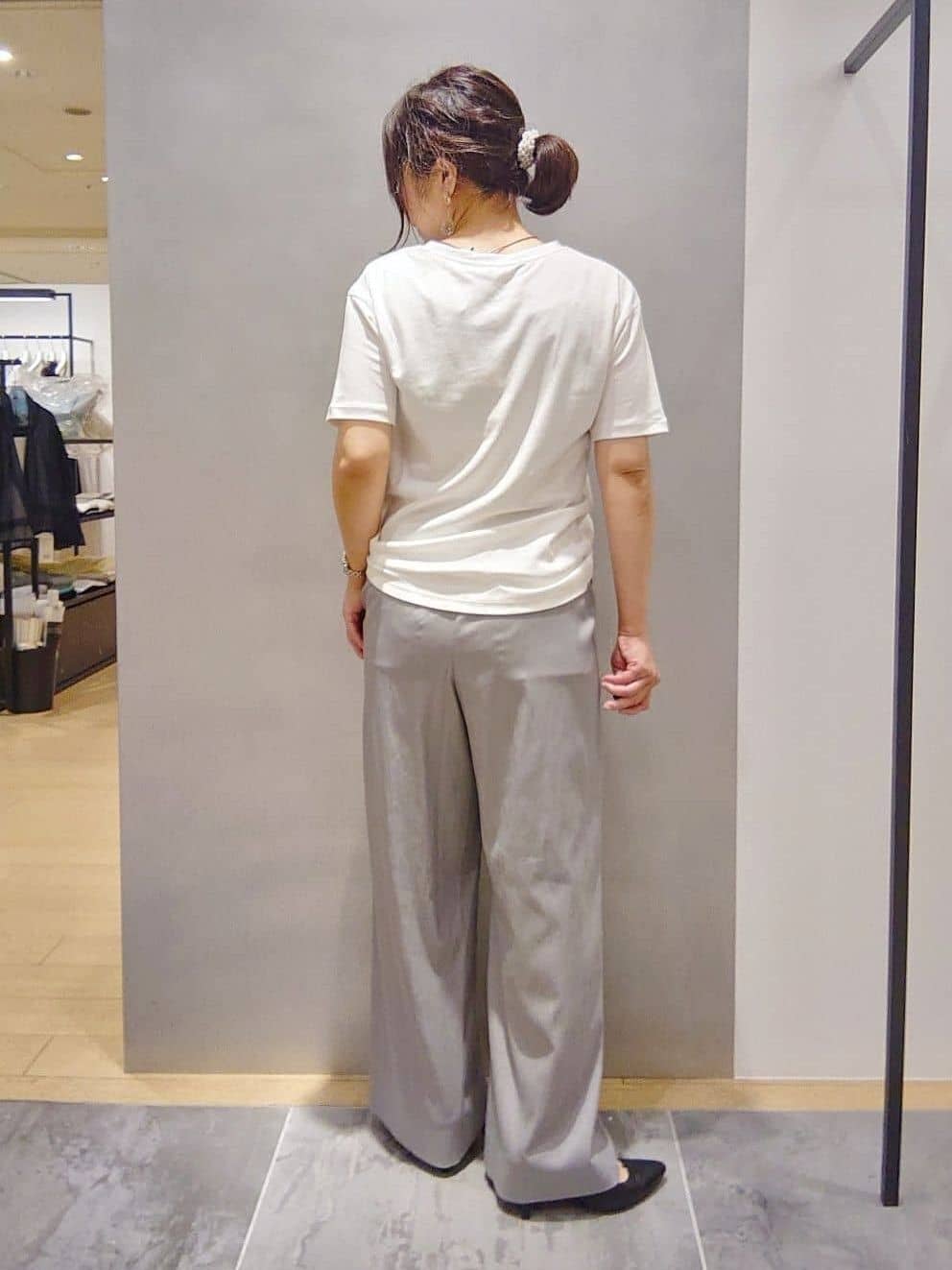 TOMOMIさんの「INDIVI｜【洗える／UVケア／羽織り可能】フラワー柄前あきワンピース」を使ったコーディネート