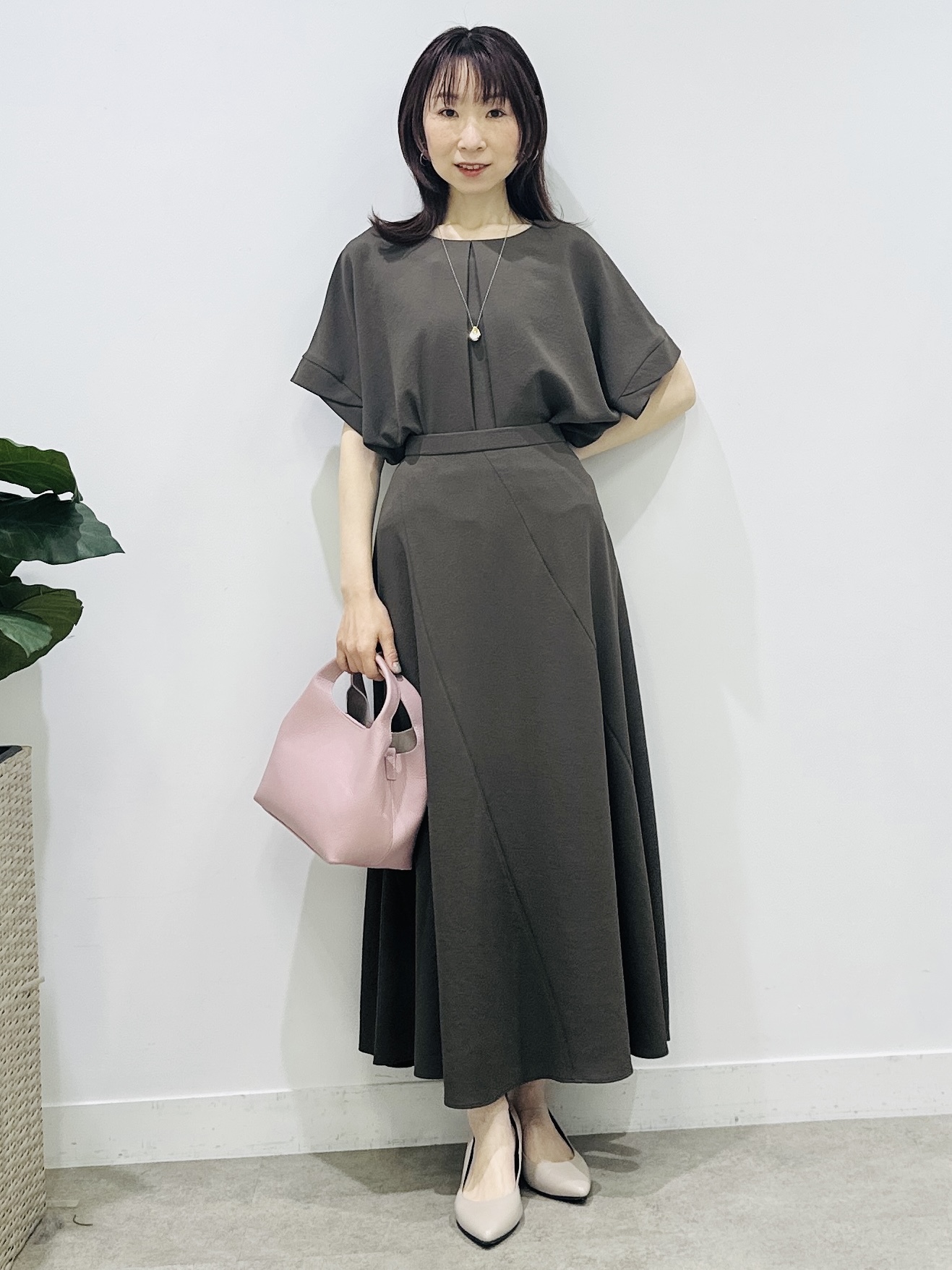 Miwaさんの「UNTITLED｜【前後2WAY/はっ水/セットアップ可】リラクシーフレンチスリーブブラウス」を使ったコーディネート