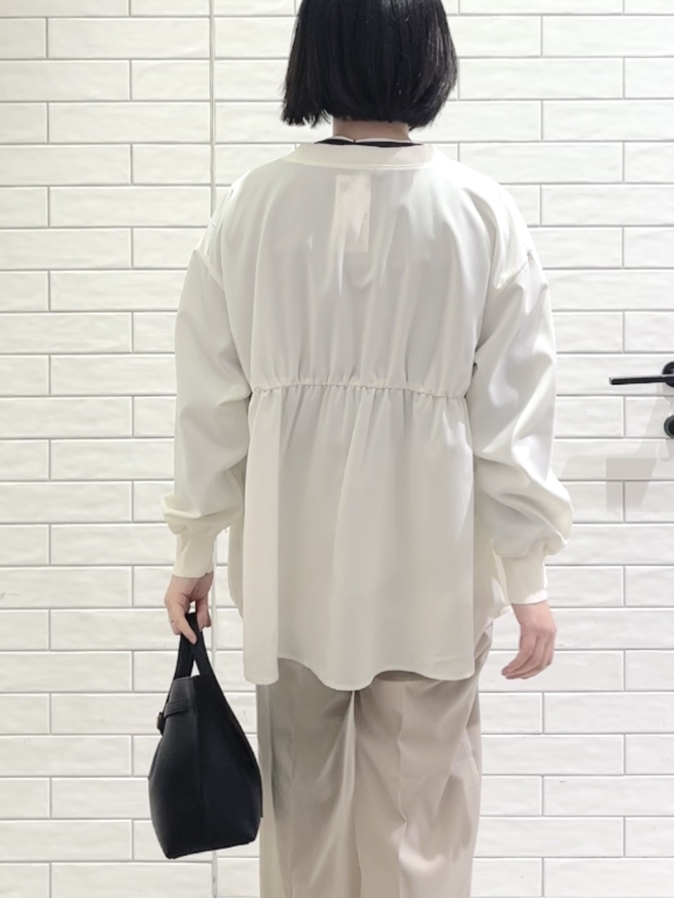 しおりさんの「OPAQUE.CLIP｜ブラウス風Vネックカーディガン【洗濯機OK】」を使ったコーディネート
