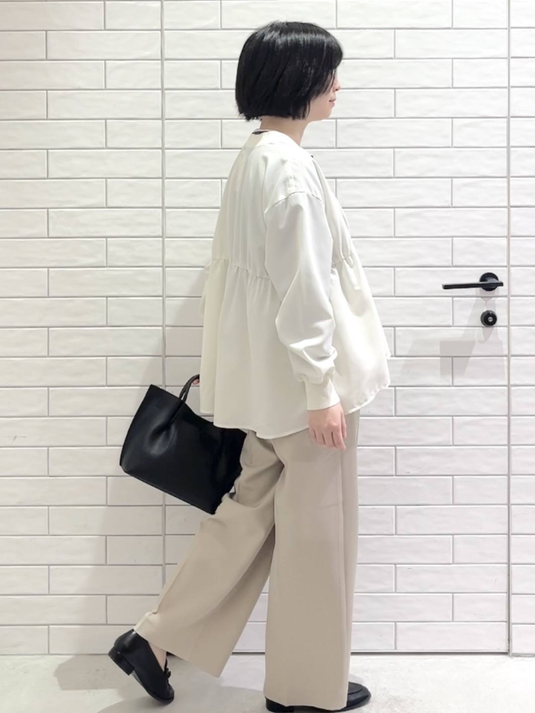 しおりさんの「OPAQUE.CLIP｜ブラウス風Vネックカーディガン【洗濯機OK】」を使ったコーディネート