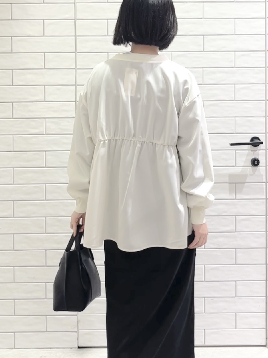 しおりさんの「OPAQUE.CLIP｜ブラウス風Vネックカーディガン【洗濯機OK】」を使ったコーディネート