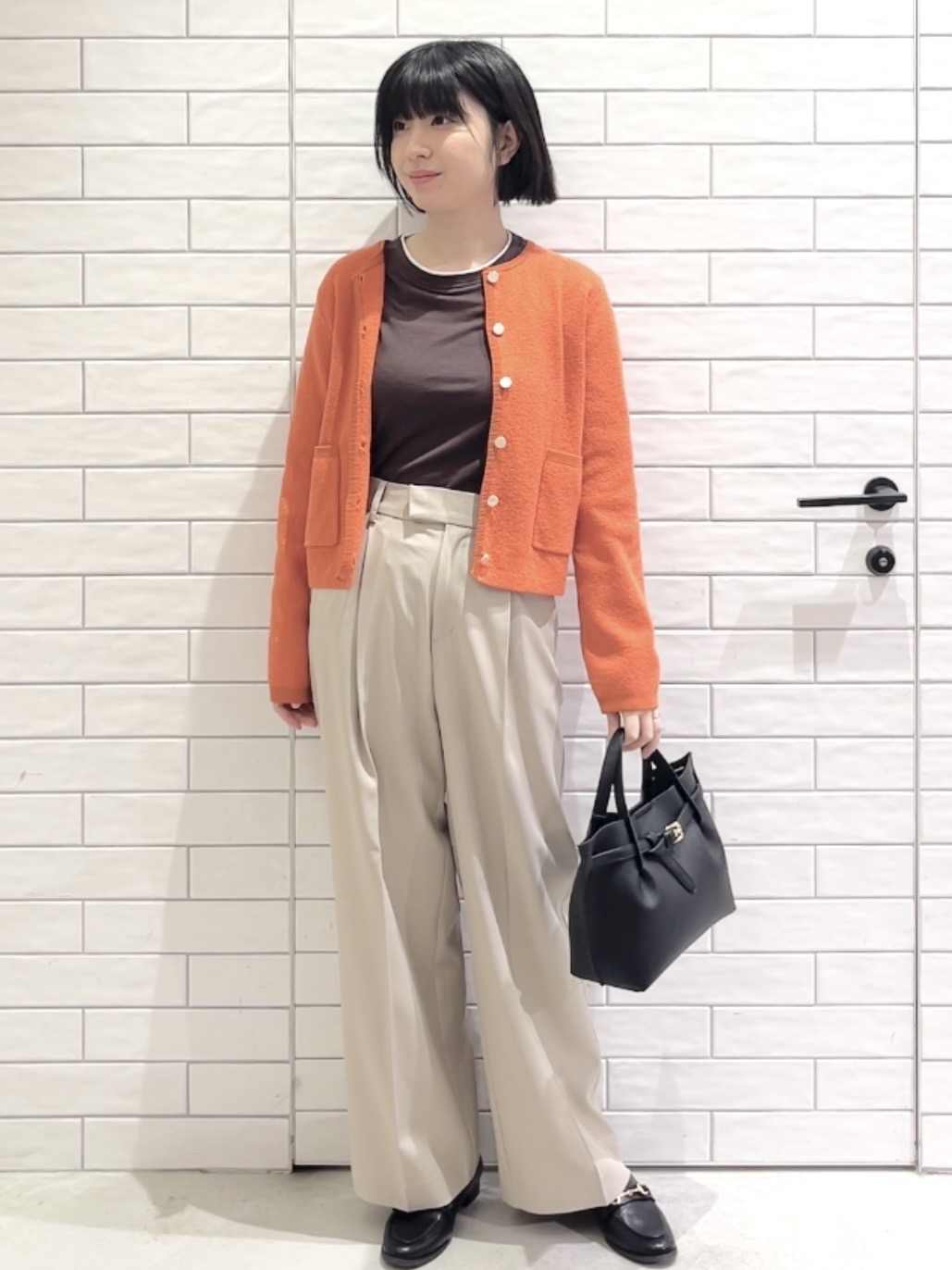 しおりさんの「OPAQUE.CLIP｜ブークレ金ボタンニットカーディガン【洗濯機OK】」を使ったコーディネート