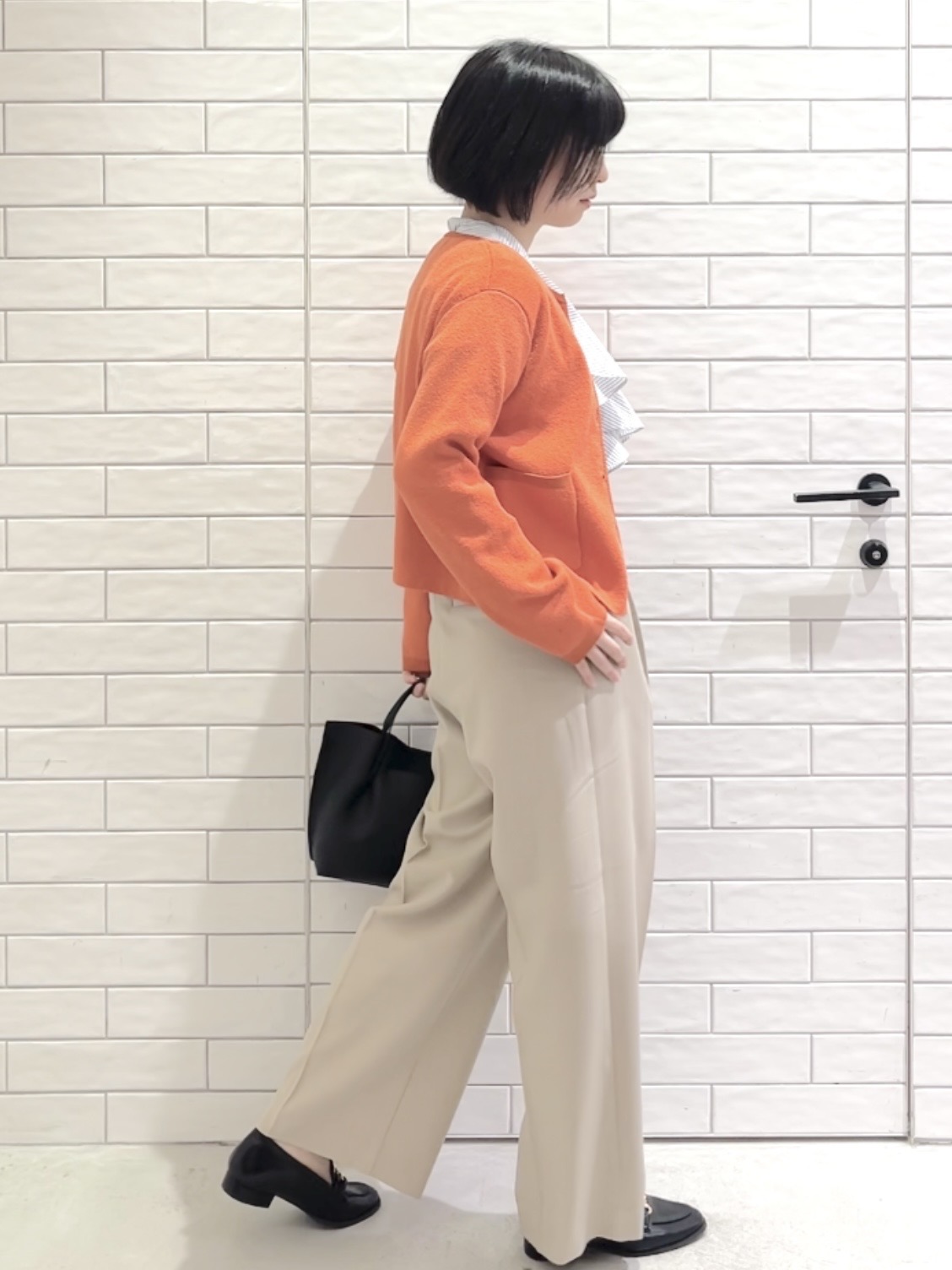 しおりさんの「OPAQUE.CLIP｜ブークレ金ボタンニットカーディガン【洗濯機OK】」を使ったコーディネート