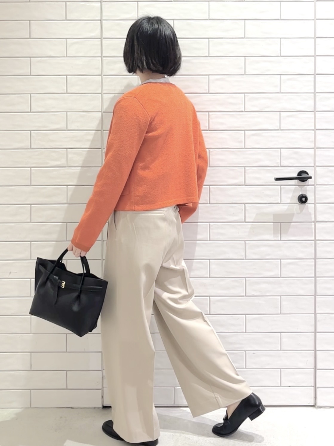 しおりさんの「OPAQUE.CLIP｜ブークレ金ボタンニットカーディガン【洗濯機OK】」を使ったコーディネート