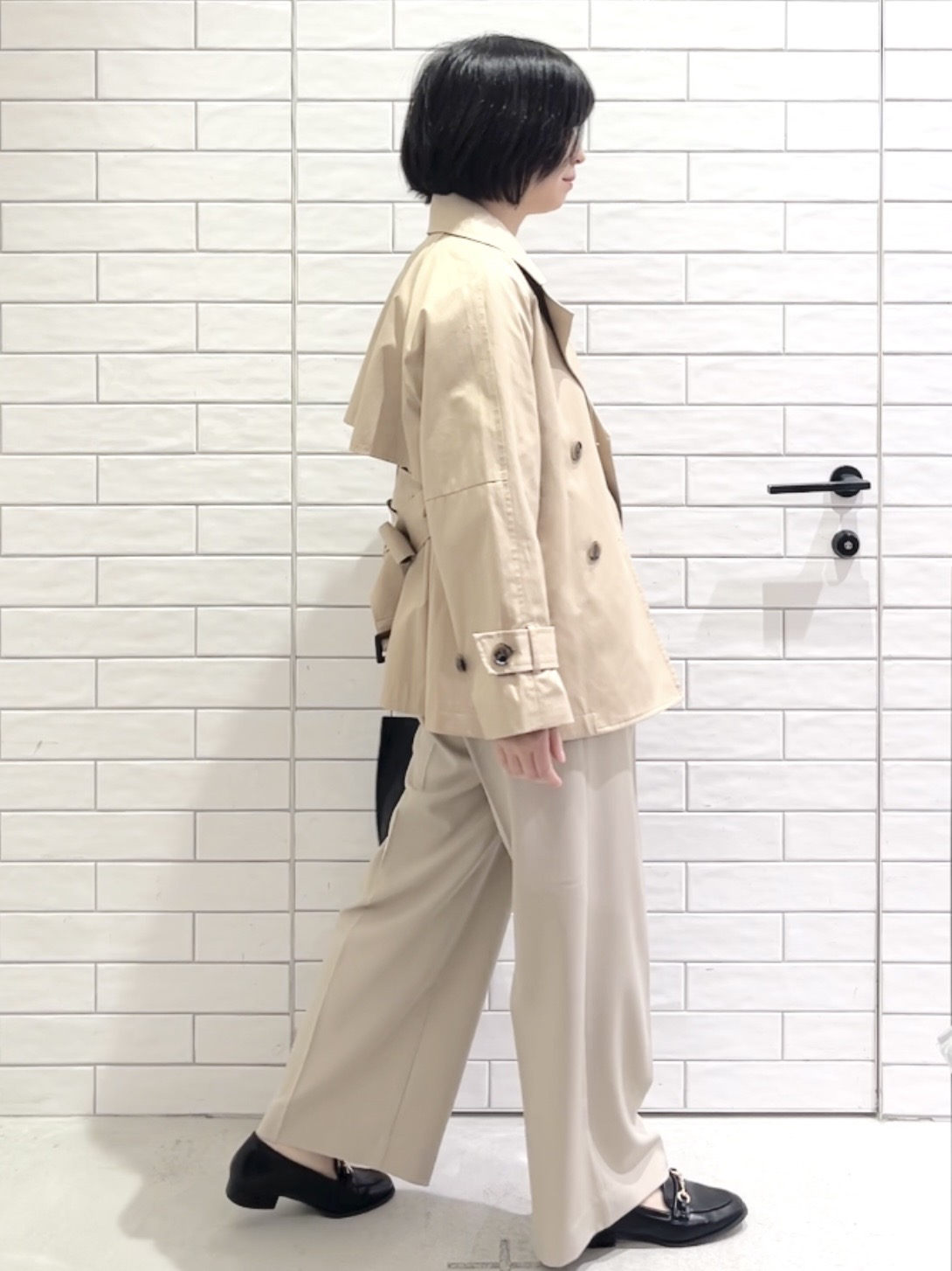 しおりさんの「OPAQUE.CLIP｜ミドルトレンチコート【洗濯機OK】」を使ったコーディネート