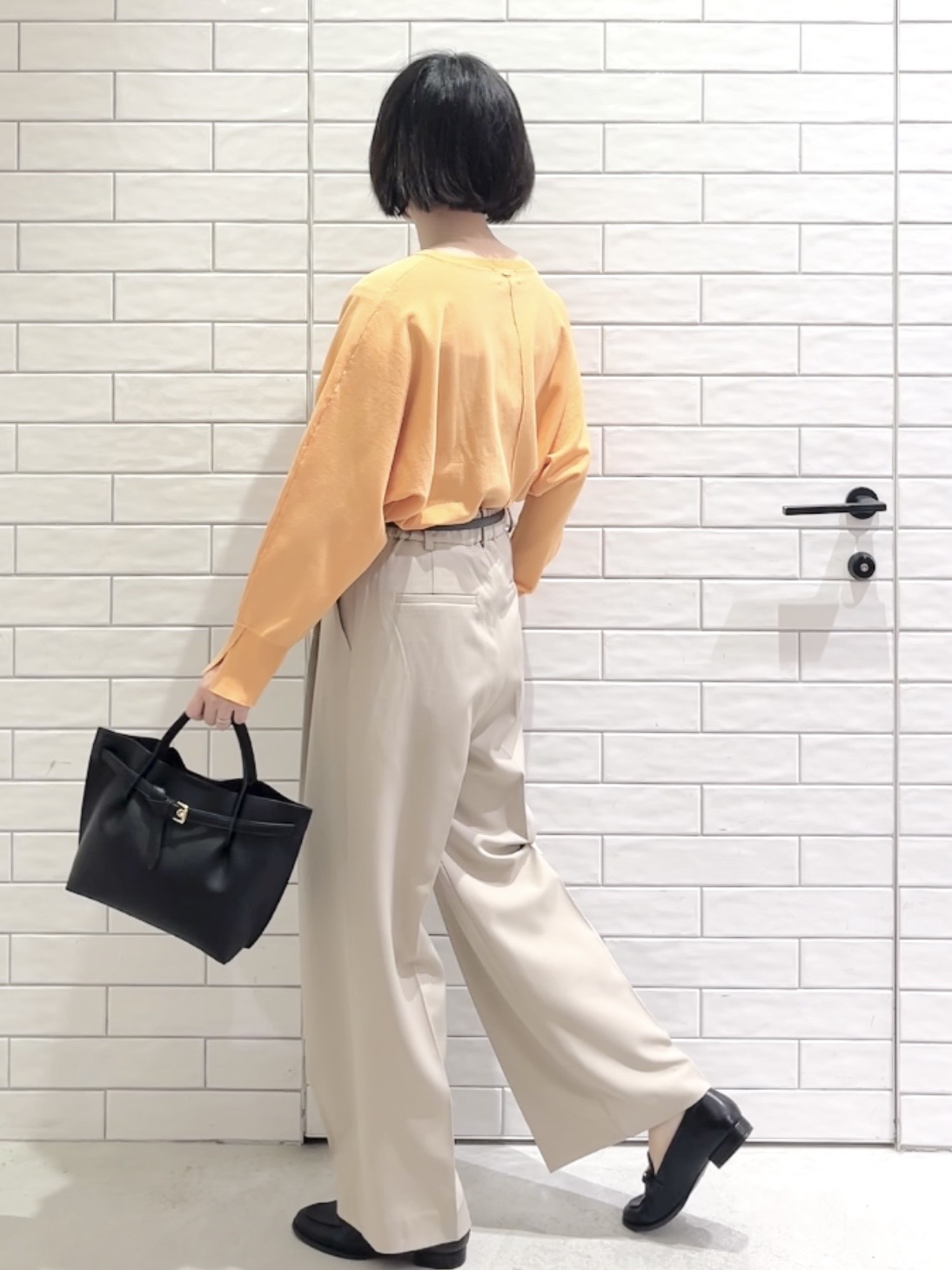 しおりさんの「OPAQUE.CLIP｜リラクシードルマンスリーブニット【洗濯機OK／抗ピル】」を使ったコーディネート