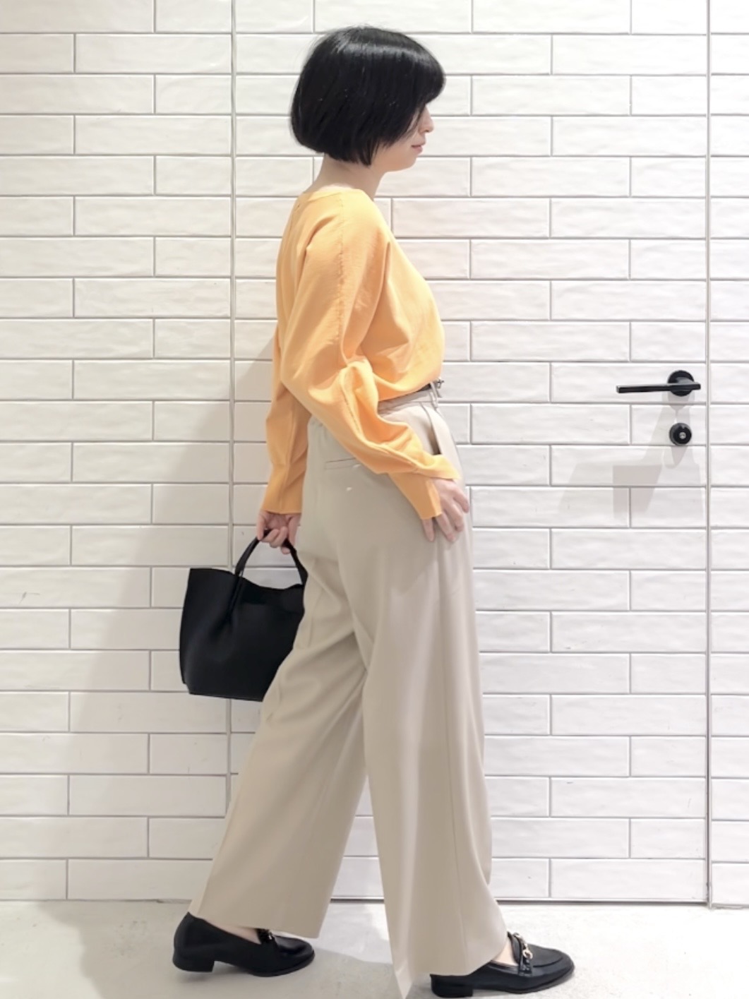 しおりさんの「OPAQUE.CLIP｜リラクシードルマンスリーブニット【洗濯機OK／抗ピル】」を使ったコーディネート