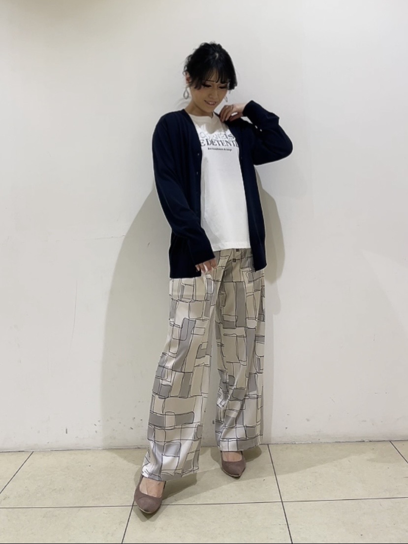 watanabeさんの「UNTITLED｜【セットアップ可/洗える】シアーVネックカーディガン」を使ったコーディネート