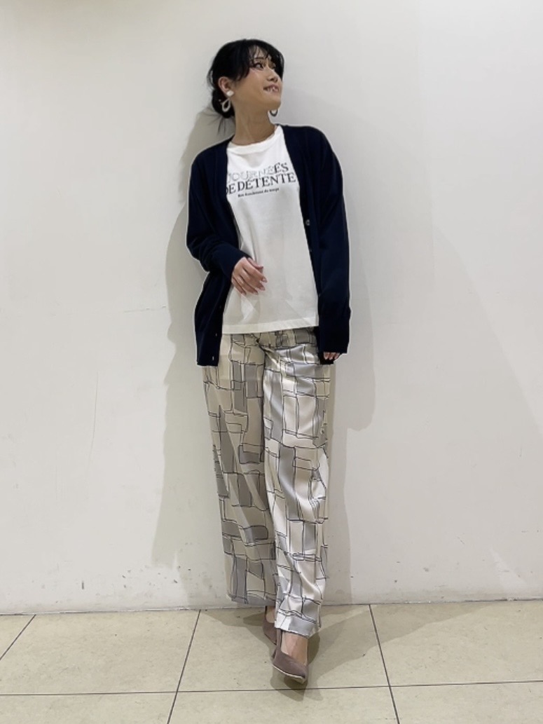 watanabeさんの「UNTITLED｜【セットアップ可/洗える】シアーVネックカーディガン」を使ったコーディネート