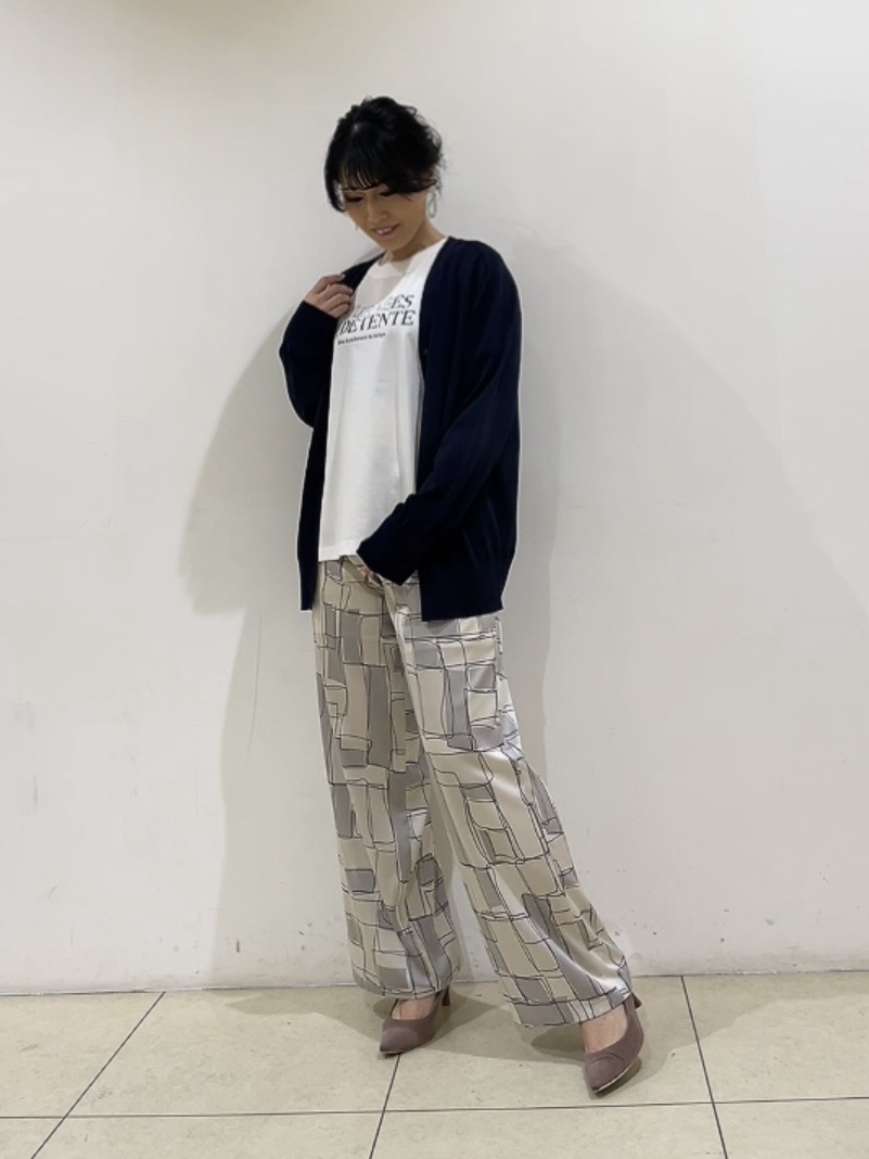 watanabeさんの「UNTITLED｜【セットアップ可/洗える】シアーVネックカーディガン」を使ったコーディネート