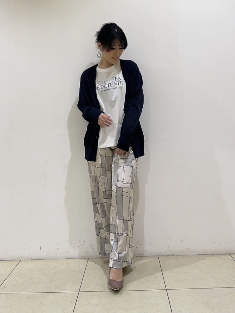 watanabeさんの「UNTITLED｜【セットアップ可/洗える】シアーVネックカーディガン」を使ったコーディネート