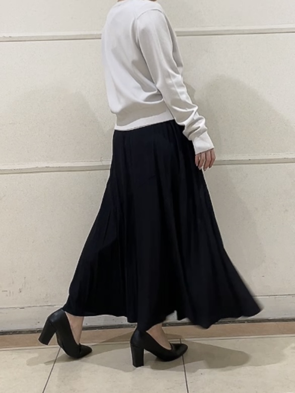watanabeさんの「UNTITLED｜【アンサンブル可/洗える】クルーネックニットカーディガン」を使ったコーディネート