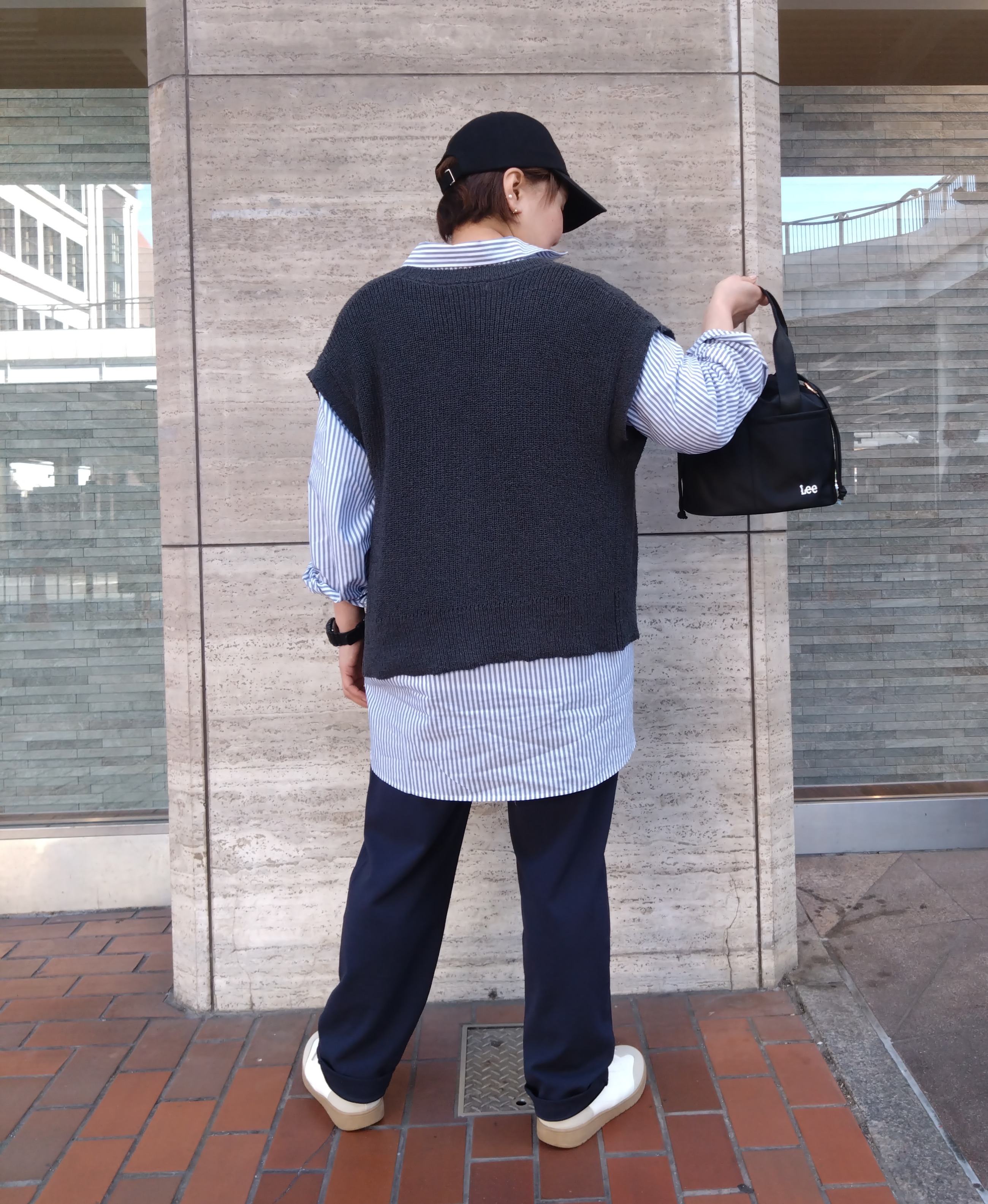 ヒロコジさんの「SHOO･LA･RUE｜【S-LL/洗濯機可】気軽にレイヤード 前開きざっくりニットベスト」を使ったコーディネート