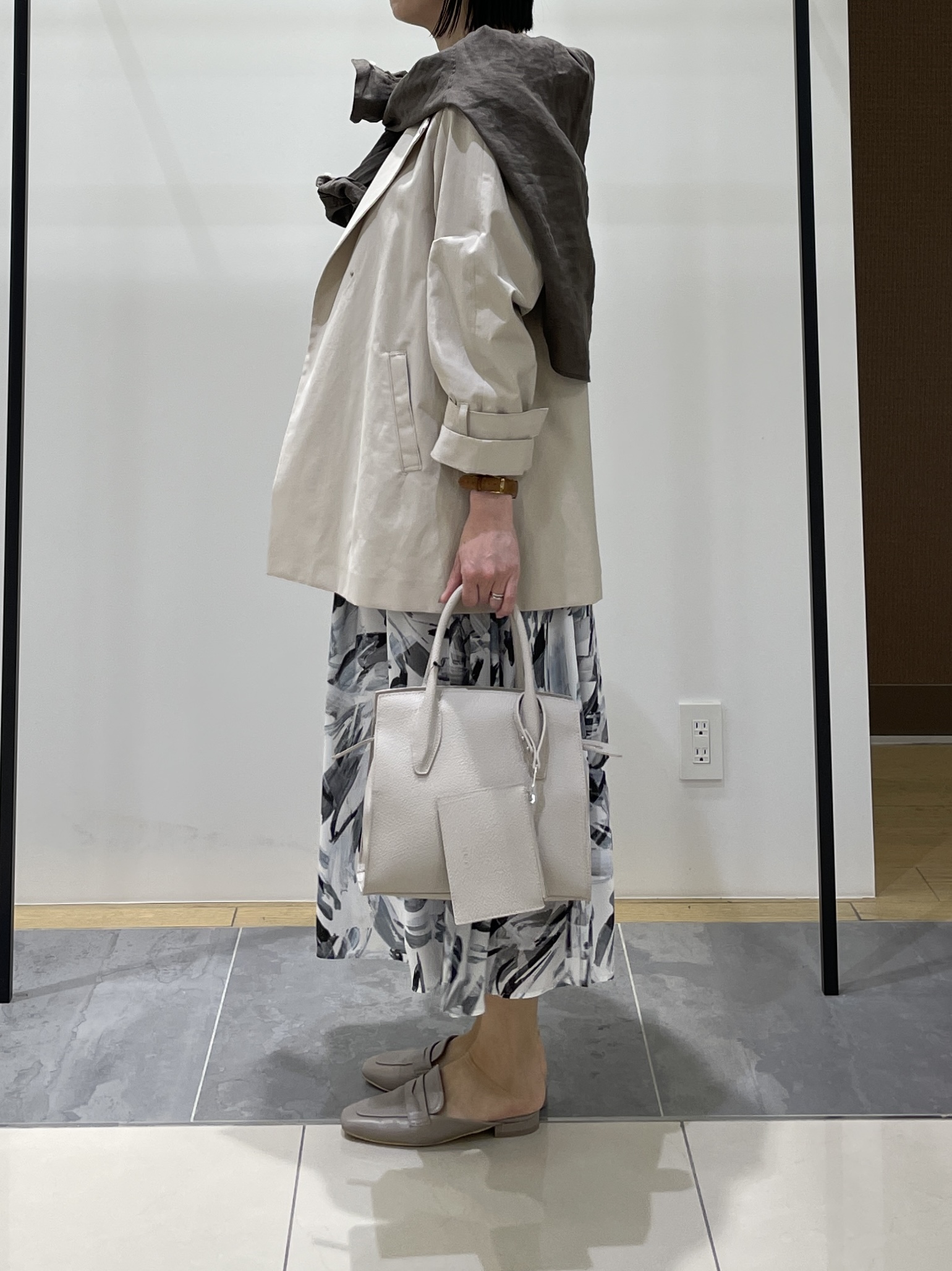 shihoさんの「INDIVI｜【撥水/軽量】ミドル丈 ミニマルトレンチコート」を使ったコーディネート