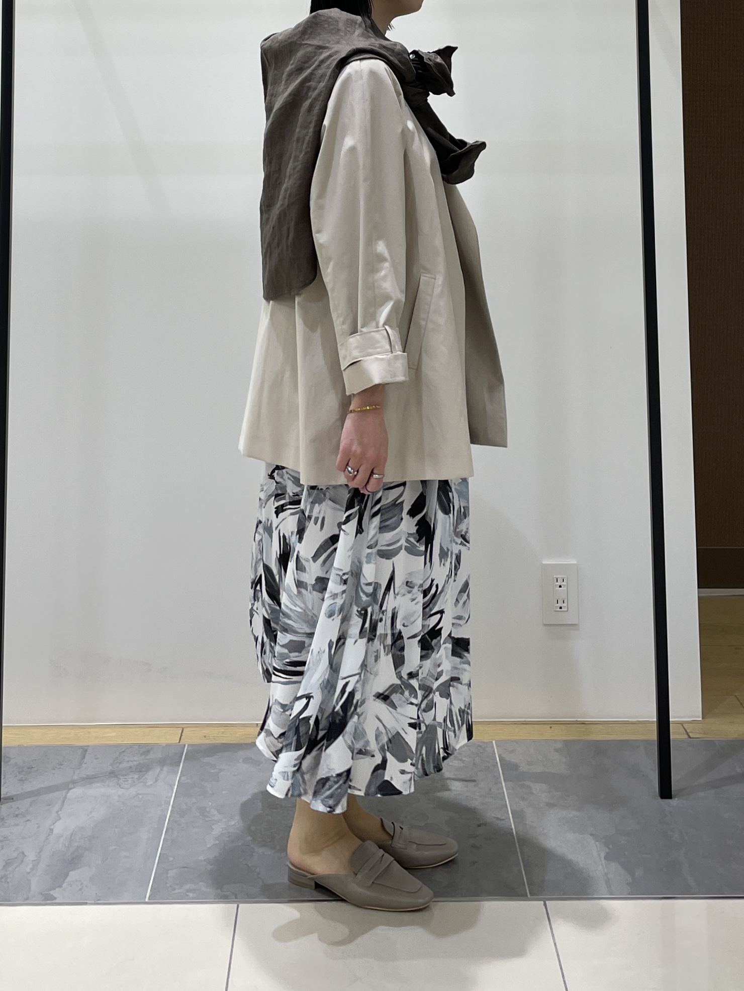 shihoさんの「INDIVI｜【撥水/軽量】ミドル丈 ミニマルトレンチコート」を使ったコーディネート