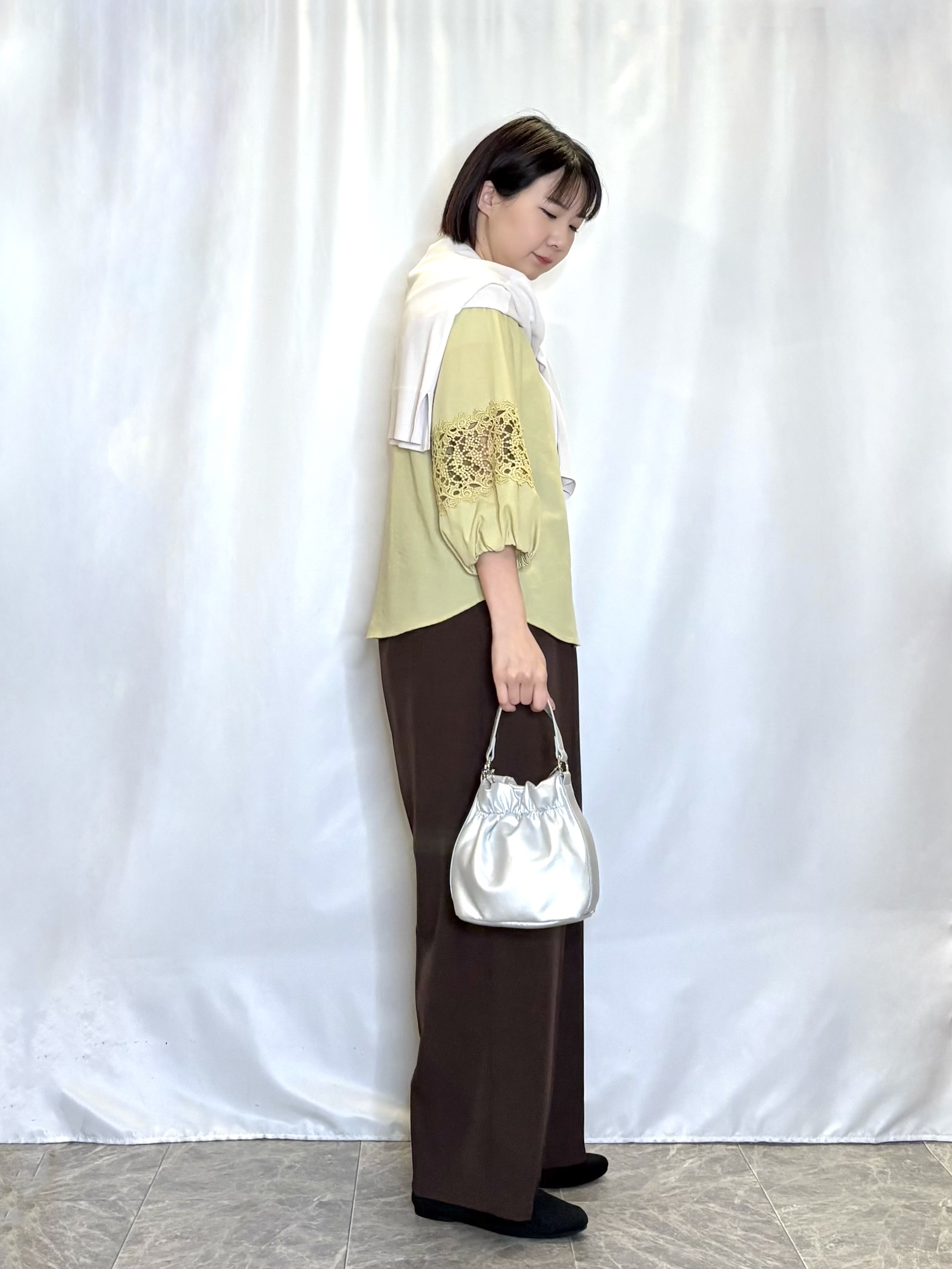 ネリさんの「SHOO･LA･RUE｜【洗濯機可/ひんやり/UV】さらっとしたタッチが心地よい ショート丈 Vネックカーディガン」を使ったコーディネート