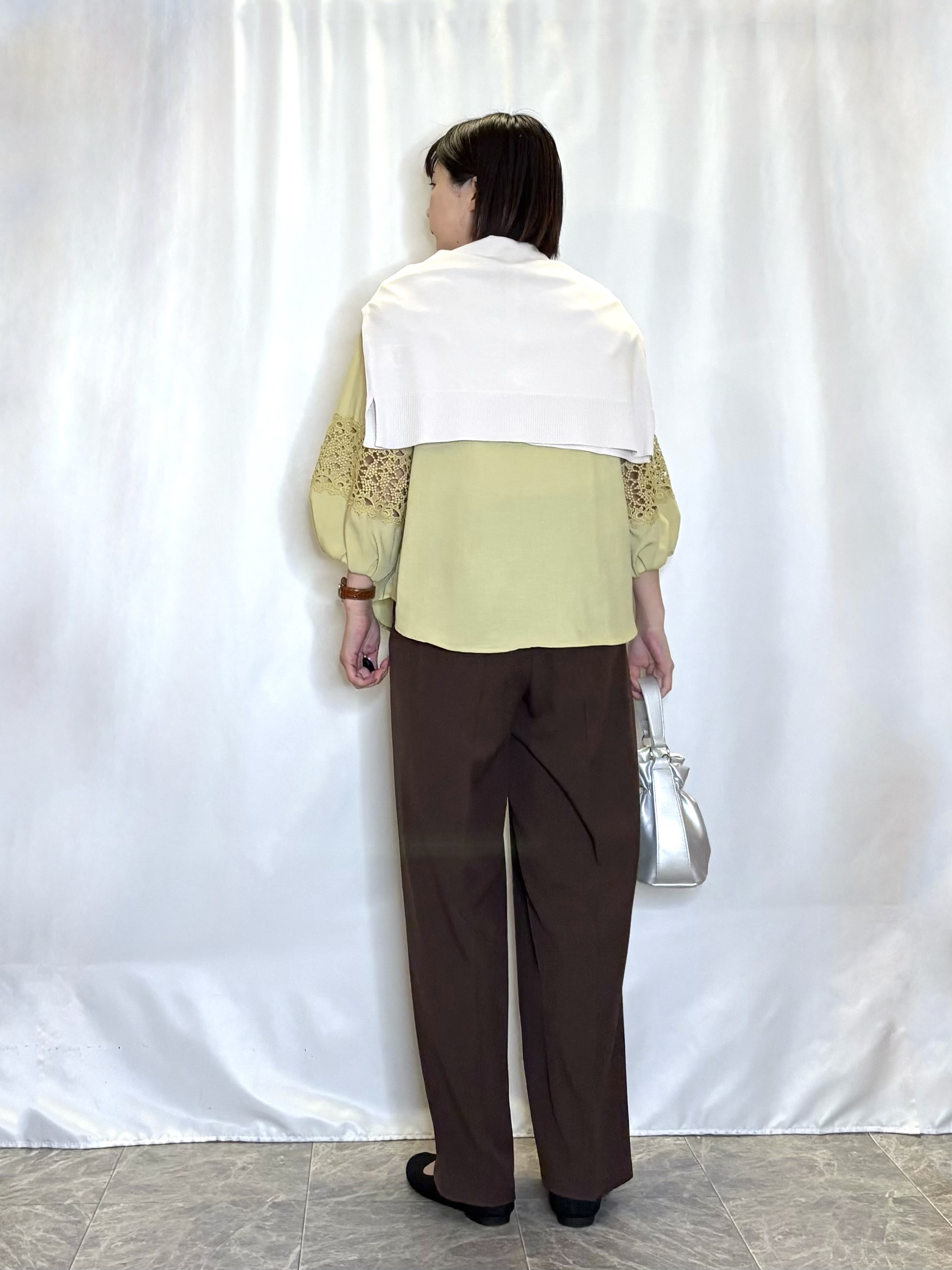 ネリさんの「SHOO･LA･RUE｜【洗濯機可/ひんやり/UV】さらっとしたタッチが心地よい ショート丈 Vネックカーディガン」を使ったコーディネート