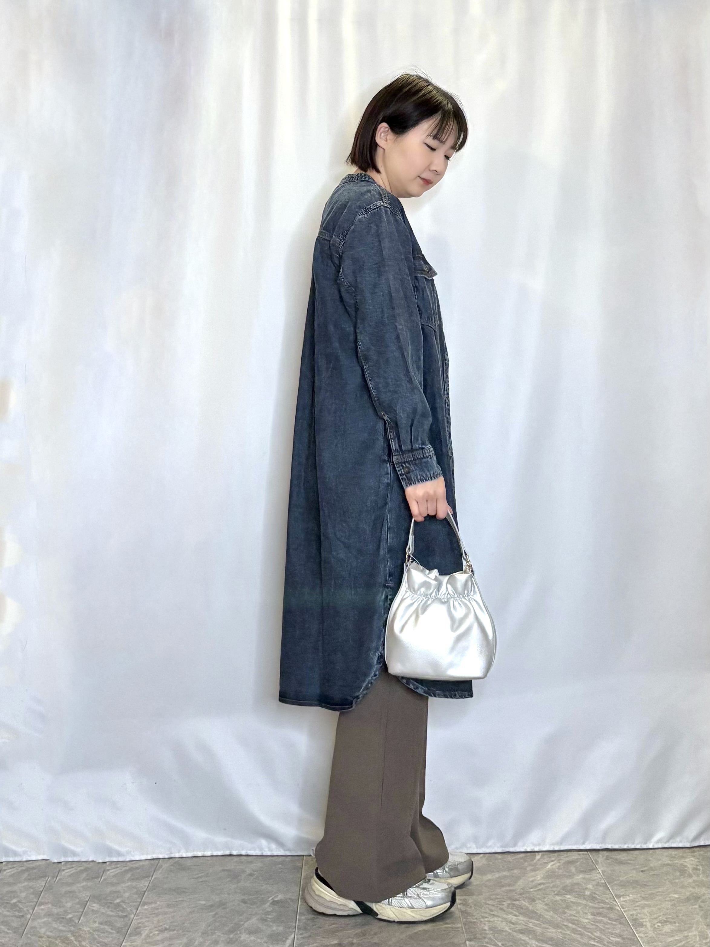 ネリさんの「SHOO･LA･RUE｜【ライトオンスデニム/S-LL/体型カバー】首元すっきり ワンピにもなるロングデニムシャツ」を使ったコーディネート