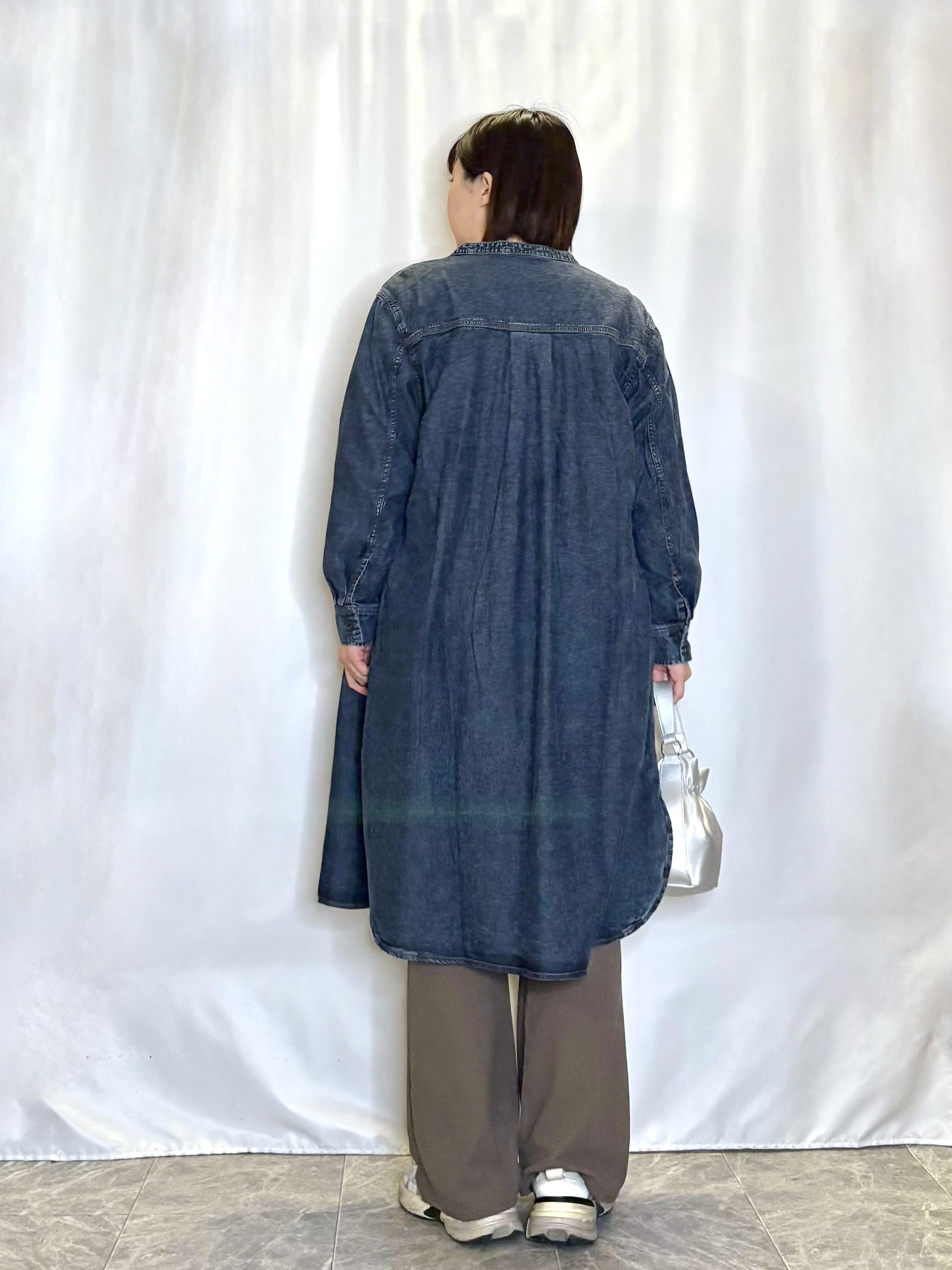 ネリさんの「SHOO･LA･RUE｜【ライトオンスデニム/S-LL/体型カバー】首元すっきり ワンピにもなるロングデニムシャツ」を使ったコーディネート