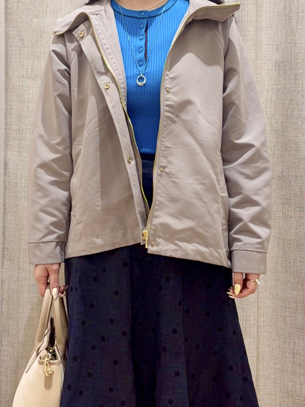 minamiさんの「grove｜【貴島明日香さん着用】【撥水】きれいめに着こなせるマウンテンパーカ」を使ったコーディネート