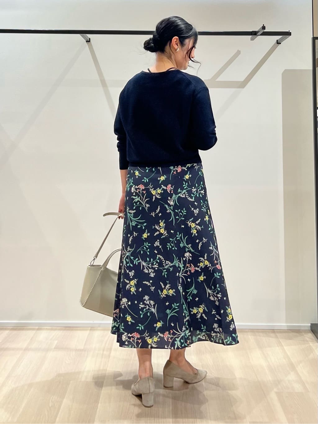 TOMOMIさんの「UNTITLED｜【洗える／軽量】きらめきVネックニット」を使ったコーディネート