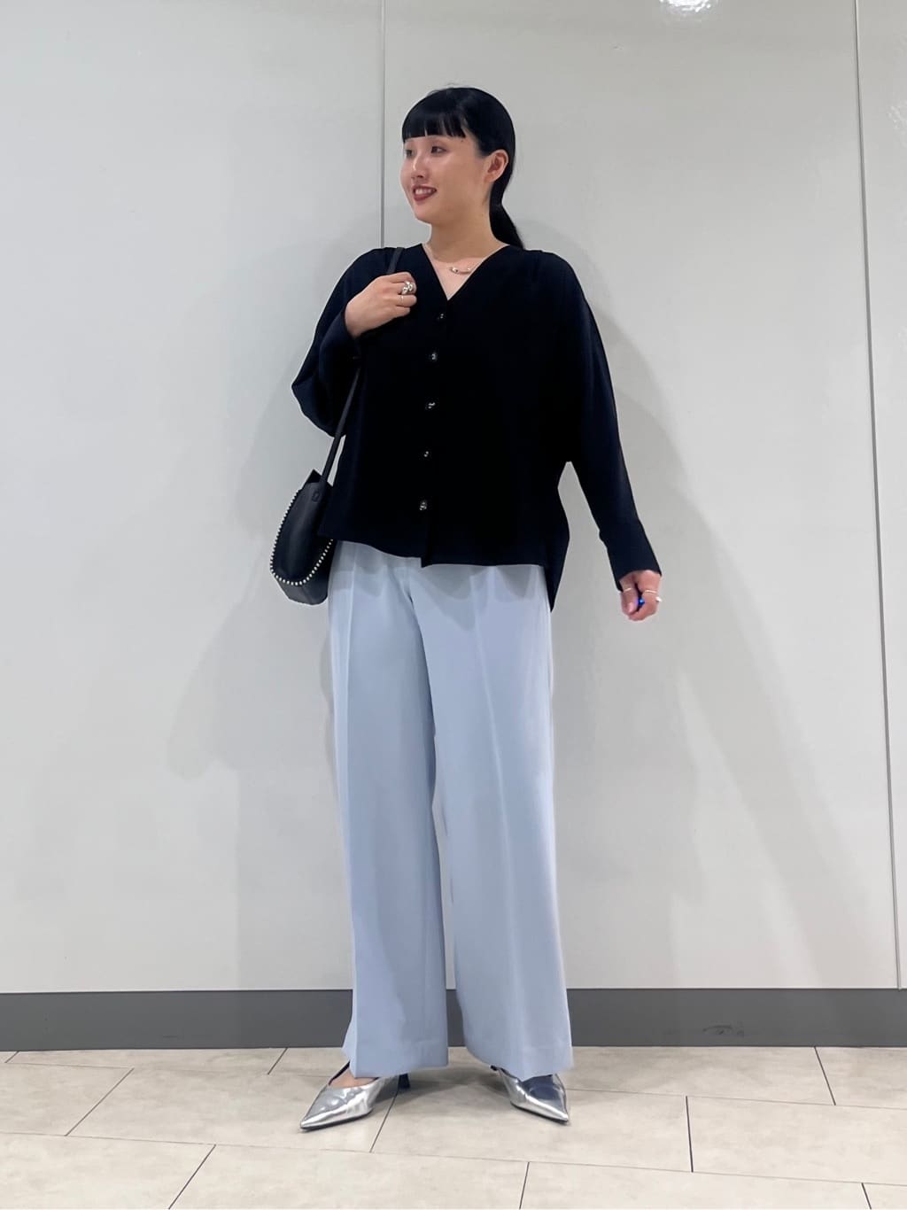 hasuさんの「INDIVI｜【洗える／UVケア／マットサテン】Vネックドルマンスリーブブラウス」を使ったコーディネート