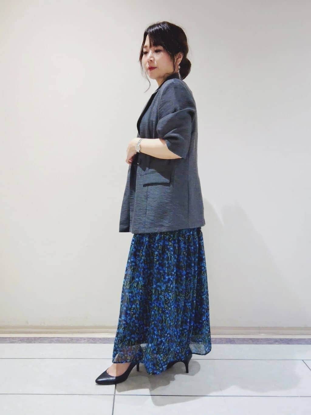 TOMOMIさんの「INDIVI｜【秋映え柄/セットアップ可能】フラワーシフォンスカート」を使ったコーディネート