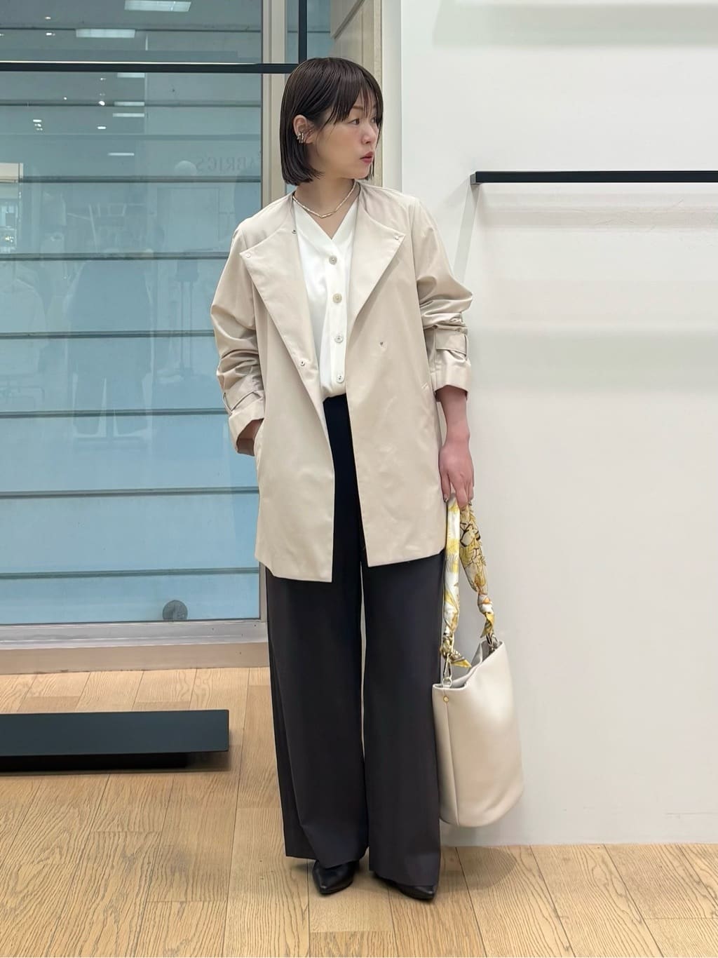 asamiさんの「INDIVI｜【洗える／UVケア／マットサテン】Vネックドルマンスリーブブラウス」を使ったコーディネート