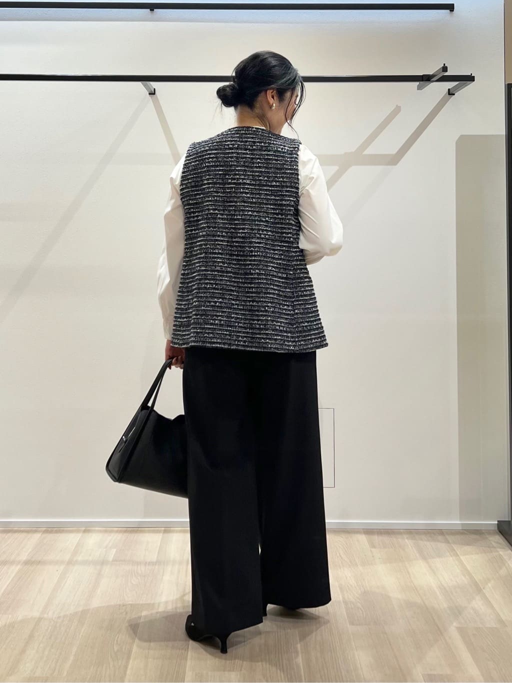 TOMOMIさんの「UNTITLED｜【2点セット／洗える】ツイードジレ＆ボウタイブラウス」を使ったコーディネート